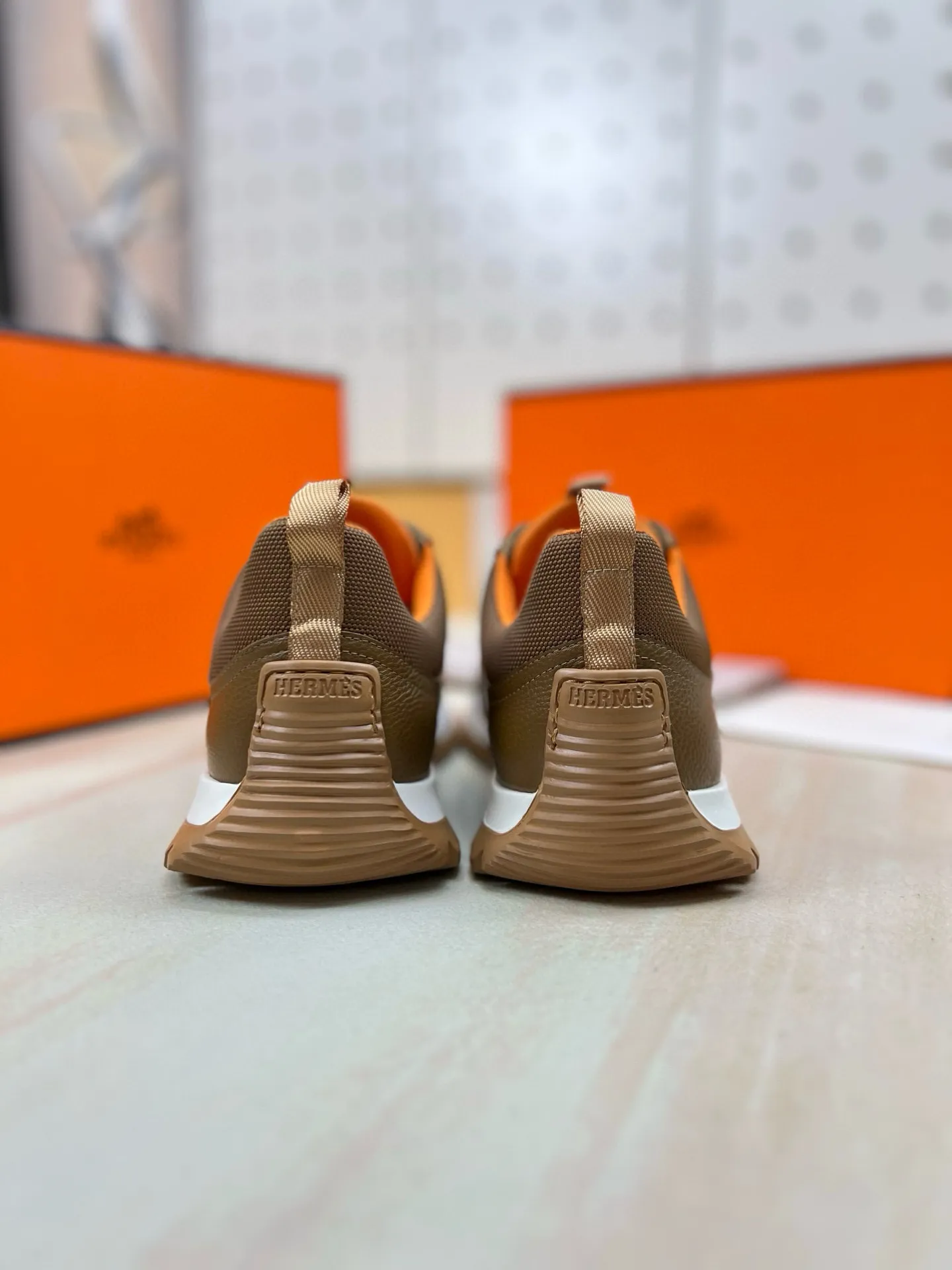 Factory price: 580💰Hermes Jimmy men's sneakers, Hermes high-tech canvas and suede goatskin sneakers with grooved rubber soles. Create a modern hiking style. Honey-colored rubber sole, white rubber midsole, pumpkin-colored high-tech canvas lining Size: 38-44 (45 customized)